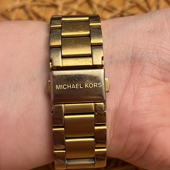 Women’s Michael Kors Watch (Gold Colored) - Picture 4 of 8